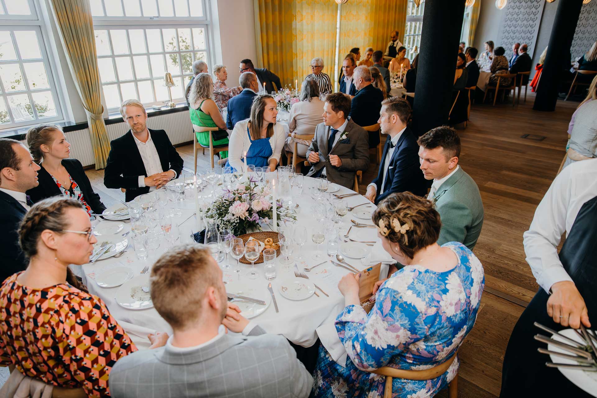 bryllupsgæsterne ved bryllupsfesten